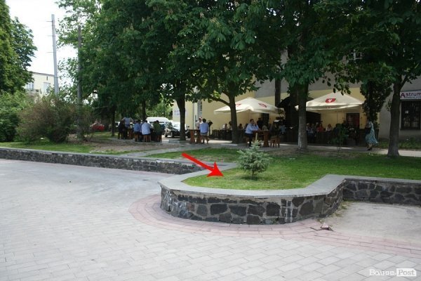 Місце встановлення позначене червоною стрілочкою